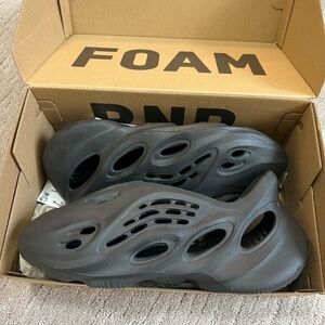Yeezy Foam Runner - Black size 8